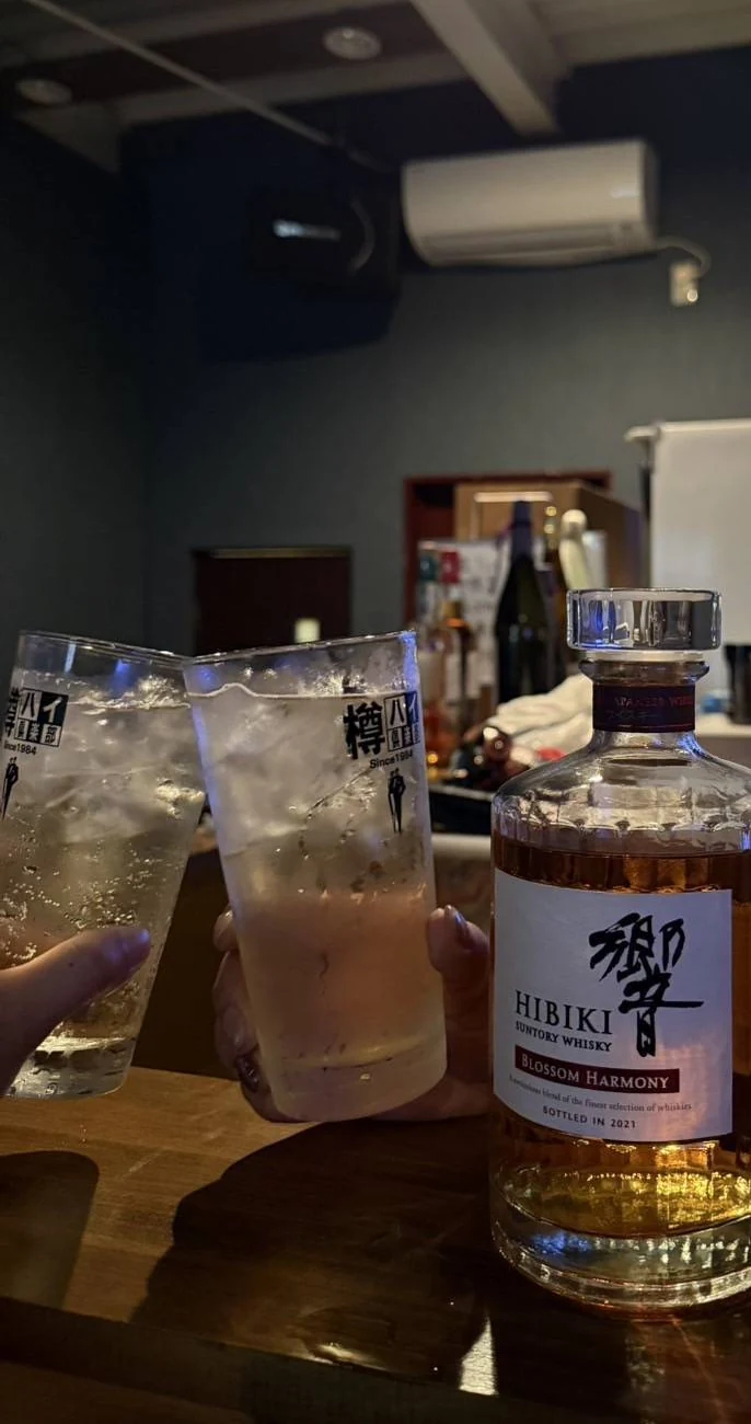 乾杯するお客様の手元